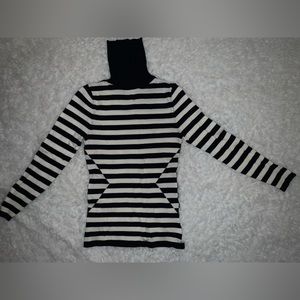 The Limited Turtleneck Sweater Womens XXS Black and White strips Slim fitting 🥰